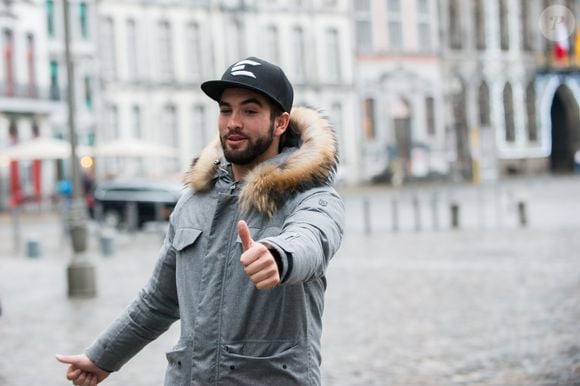 Kendji Girac en promotion à Mons. Entre deux rendez-vous radio et showcase privé, le chanteur en à profiter pour visiter la grand place et ses allentours. Belgique, Mons