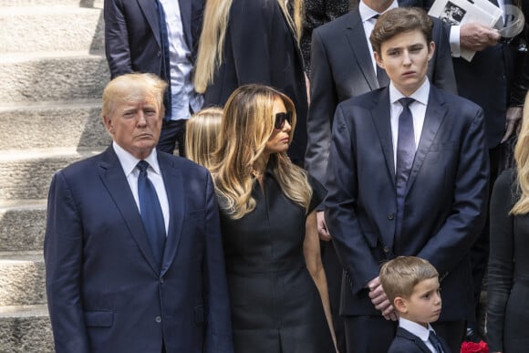 Un triplex de 2800 mètres carrés situé sur trois étages qu'il partagera toujours avec sa mère Melania Trump
Donald Trump et sa femme Melania, Barron Trump - Obsèques de Ivana Trump en l'église St Vincent Ferrer à New York. Le 20 juillet 2022 © Sonia Moskowitz Gordon / Zuma Press / Bestimage