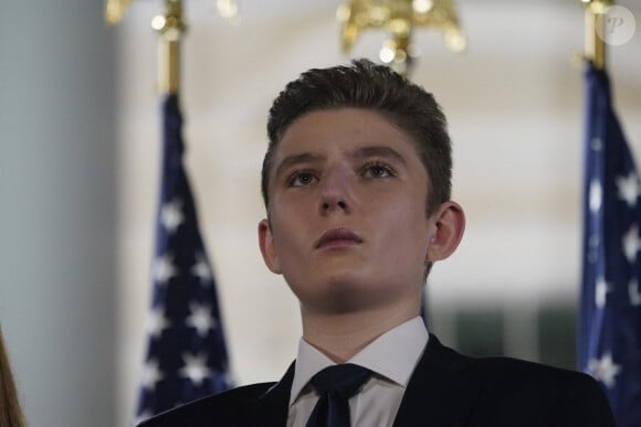 En effet, la Première dame souhaite rester aux côtés de son fils à New York et n'emmenagera donc pas à la Maison Blanche cette fois-ci
Barron Trump - Donald Trump accepte officiellement l'investiture de son parti pour les prochaines élections lors du dernier jour de la Convention nationale républicaine à Washington, le 27 août 2020. Le président américain a qualifié son opposant démocrate J. Biden, de "destructeur de la grandeur de l'Amérique". 