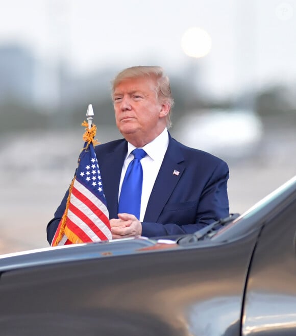 Donald J. Trump (président des Etats-Unis), avec sa femme la Première dame Melania et son fils Barron, débarquent d'Air Force One sur le tarmac de l'aéroport de Palm Beach, le 17 janvier 2020. 