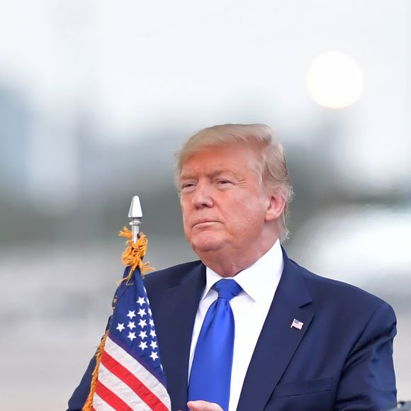 Donald J. Trump (président des Etats-Unis), avec sa femme la Première dame Melania et son fils Barron, débarquent d'Air Force One sur le tarmac de l'aéroport de Palm Beach, le 17 janvier 2020. 