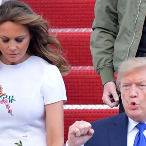 Donald J. Trump (président des Etats-Unis), avec sa femme la Première dame Melania et son fils Barron, débarquent d'Air Force One sur le tarmac de l'aéroport de Palm Beach, le 17 janvier 2020. 