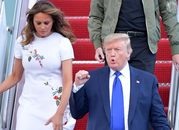 Donald J. Trump (président des Etats-Unis), avec sa femme la Première dame Melania et son fils Barron, débarquent d'Air Force One sur le tarmac de l'aéroport de Palm Beach, le 17 janvier 2020. 