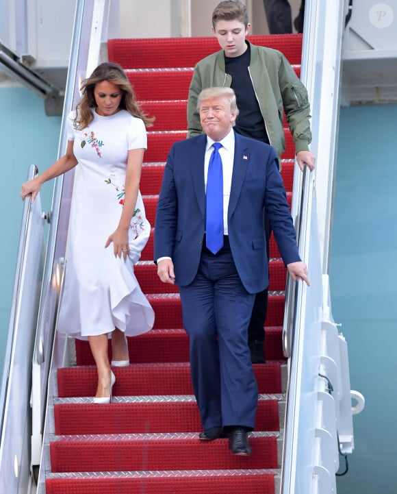 Donald J. Trump (président des Etats-Unis), avec sa femme la Première dame Melania et son fils Barron, débarquent d'Air Force One sur le tarmac de l'aéroport de Palm Beach, le 17 janvier 2020. 