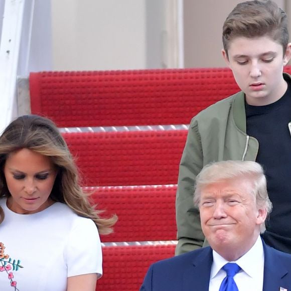 Donald J. Trump (président des Etats-Unis), avec sa femme la Première dame Melania et son fils Barron, débarquent d'Air Force One sur le tarmac de l'aéroport de Palm Beach, le 17 janvier 2020. 