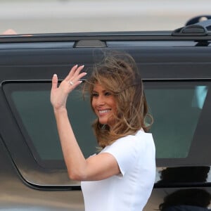 Donald J. Trump (président des Etats-Unis), avec sa femme la Première dame Melania et son fils Barron, débarquent d'Air Force One sur le tarmac de l'aéroport de Palm Beach, le 17 janvier 2020. 