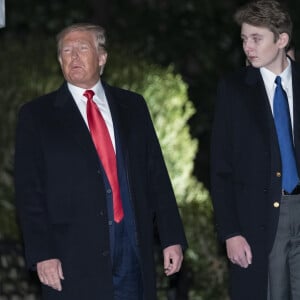 Le dernier fils de Donald Trump ne viendra cependant pas habiter avec lui du côté de Washington
Donald J. Trump, Barron Trump - La famille Trump quitte la Maison-Blanche pour rejoindre la cérémonie de signature de S.1790, la National Defense Authorization Act for Fiscal Year 2020 dans le Maryland, le 20 décembre 2019. 