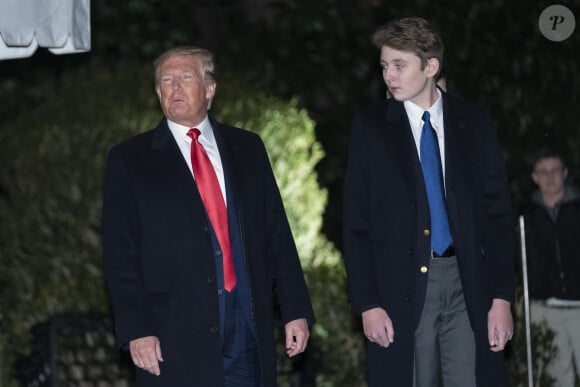 Le dernier fils de Donald Trump ne viendra cependant pas habiter avec lui du côté de Washington
Donald J. Trump, Barron Trump - La famille Trump quitte la Maison-Blanche pour rejoindre la cérémonie de signature de S.1790, la National Defense Authorization Act for Fiscal Year 2020 dans le Maryland, le 20 décembre 2019. 