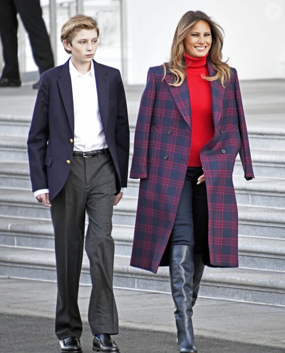 Melania Trump est redevenue la Première dame des États-Unis après la récente élection de son mari
La première dame des Etats-Unis, Melania Trump et son fils Barron Trump reçoivent l'arbre de Noël qui se trouvera dans la Pièce Bleue de la Maison Blanche à Washington DC. 