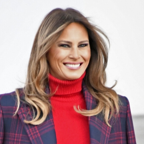 Melania Trump est redevenue la Première dame des États-Unis après la récente élection de son mari
La première dame des Etats-Unis, Melania Trump et son fils Barron Trump reçoivent l'arbre de Noël qui se trouvera dans la Pièce Bleue de la Maison Blanche à Washington DC. 