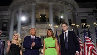 Donald Trump : Son fils Barron, mesurant 2,06 mètres, installé dans un penthouse de 2800 mètres carrés et très surveillé par sa mère