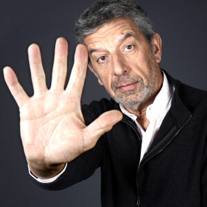 Aujourd'hui, Michel Cymes a beau ne plus être à l'antenne, cela n'empêche pas le médecin à la retraite de continuer à prodiguer ses conseils.
Portrait de Michel Cymes en marge de l'émission "Chez Jordan" à Paris. © Cédric Perrin / Bestimage