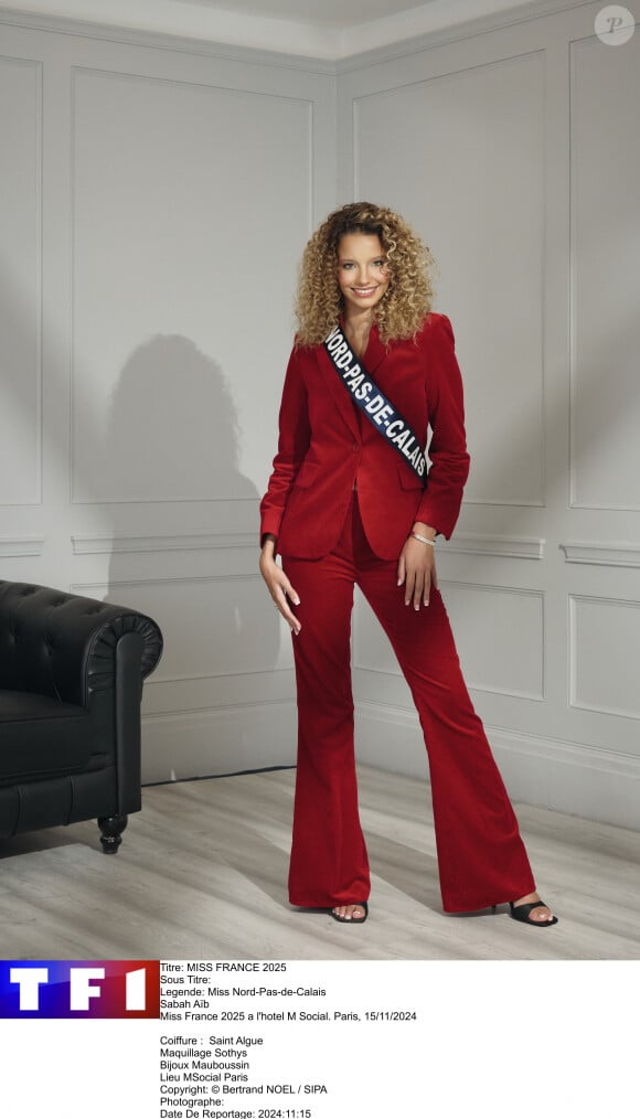 Les candidates ont ainsi toutes porté un joli costume de velours rouge.
Sabah Aïb, Miss Nord-Pas-de-Calais 2024 en route pour Miss France 2025.