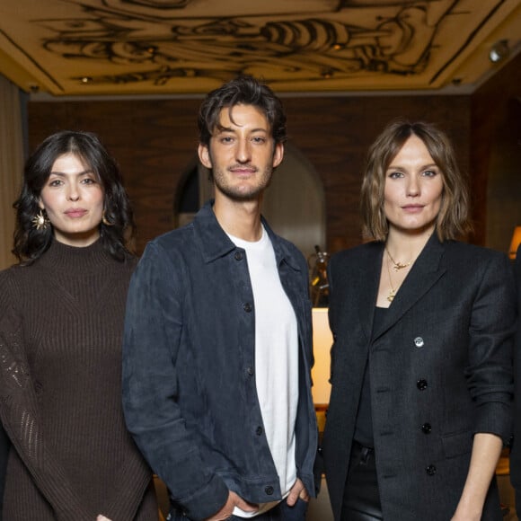 Lors d'une soirée parisienne 
Exclusif - Thomas Lavelle, Leslie Medina, Pierre Niney, Ana Girardot (habillée en Celine) et Dimitri Rassam - Première édition de la remise du prix cinéma "EVOK Collection x BRACH" présidé par Pierre Niney à l'hôtel Brach à Paris le 14 novembre 2024.  © Pierre Perusseau-Rachid Bellak/Bestimage 