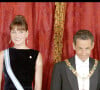 Déambulant dans son intérieur, Marisa montre d'abord un buste ancien aux journalistes.
Archives : Carla Bruni et Nicolas Sarkozy