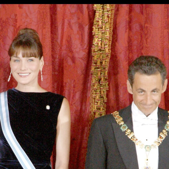 Déambulant dans son intérieur, Marisa montre d'abord un buste ancien aux journalistes.
Archives : Carla Bruni et Nicolas Sarkozy