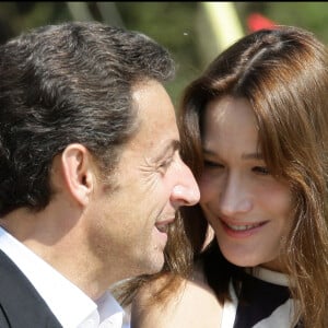 "C'est une chose que je voudrais transmettre à mes petits enfants. Valéria avait beaucoup de facilités et Carla a l'oreille absolue."
Archives : Carla Bruni et Nicolas Sarkozy