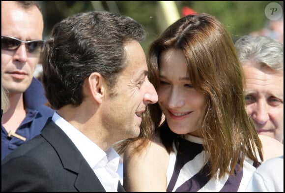 "C'est une chose que je voudrais transmettre à mes petits enfants. Valéria avait beaucoup de facilités et Carla a l'oreille absolue."
Archives : Carla Bruni et Nicolas Sarkozy