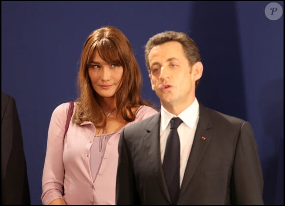  "Ce qui est très rare donc elle peut jouer de n'importe quel instrument."
Archives : Carla Bruni et Nicolas Sarkozy