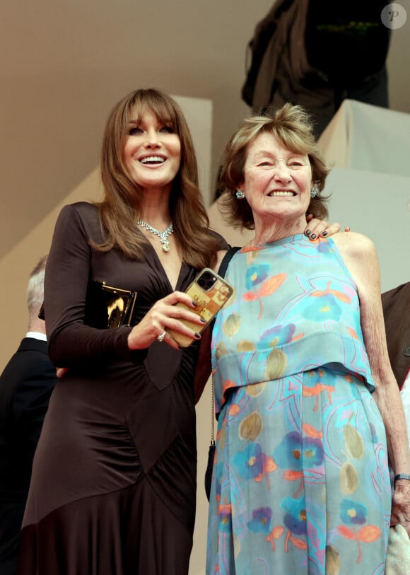 Carla Bruni-Sarkozy et sa mère Marisa Boroni - Montée des marches du film « Les Amandiers » lors du 75ème Festival International du Film de Cannes. Le 22 mai 2022 © Dominique Jacovides / Bestimage  Red carpet of the movie « Les Amandiers » during the 75th Cannes International Film Festival. On may 22th 2022 