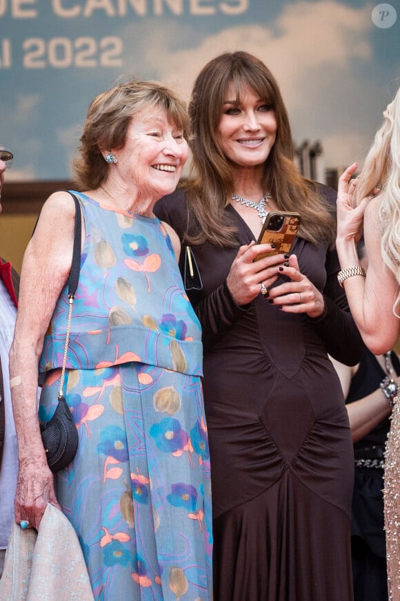 Carla Bruni-Sarkozy et sa mère Marisa Boroni - Montée des marches du film « Les Amandiers » lors du 75ème Festival International du Film de Cannes. Le 22 mai 2022 © Cyril Moreau / Bestimage  Red carpet of the movie « Les Amandiers » during the 75th Cannes International Film Festival. On may 22th 2022 