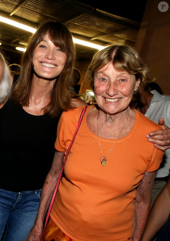 Exclusif - Carla Bruni-Sarkozy avec sa mère Marisa Borini - Backstage du concert de Carla Bruni-Sarkozy au théâtre de Verdure du Grand Jardin à Le Lavandou le 23 juillet 2019. © Dominique Jacovides-Cyril Moreau/Bestimage  Exclusive - For Germany call for price - Backstage of Carla Bruni-Sarkozy's concert at the Grand Jardin Greenery Theater in Le Lavandou on July 23, 2019. (No Web - pour suisse et Belgique) 