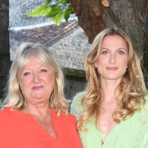 "Vous le croyez qu'on a eu quatre petits-enfants en un mois ? Avec mon mari, nous avons quatre filles à nous deux"
Charlotte de Turckheim et sa fille Johanna Piaton de Turckheim - Photocall du film "Mince alors 2 : La rechute" lors du 14ème Festival du Film Francophone d'Angoulême. Le 25 août 2021 © Coadic Guirec / Bestimage