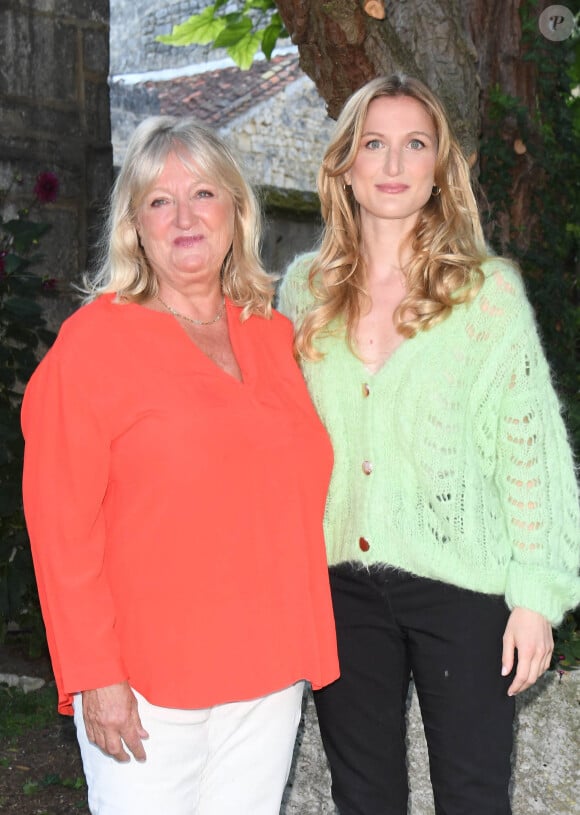 "Vous le croyez qu'on a eu quatre petits-enfants en un mois ? Avec mon mari, nous avons quatre filles à nous deux"
Charlotte de Turckheim et sa fille Johanna Piaton de Turckheim - Photocall du film "Mince alors 2 : La rechute" lors du 14ème Festival du Film Francophone d'Angoulême. Le 25 août 2021 © Coadic Guirec / Bestimage