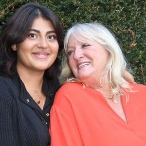 Désormais mariée à Zaman Hachemi, elle a également une quatrième fille dans le cadre de sa famille recomposée.
Charlotte de Turckheim et ses filles Jeanne et Johanna Piaton de Turckheim - Photocall du film "Mince alors 2 : La rechute" lors du 14ème Festival du Film Francophone d'Angoulême. Le 25 août 2021 © Coadic Guirec / Bestimage