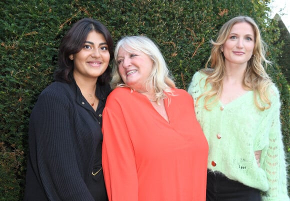 Désormais mariée à Zaman Hachemi, elle a également une quatrième fille dans le cadre de sa famille recomposée.
Charlotte de Turckheim et ses filles Jeanne et Johanna Piaton de Turckheim - Photocall du film "Mince alors 2 : La rechute" lors du 14ème Festival du Film Francophone d'Angoulême. Le 25 août 2021 © Coadic Guirec / Bestimage