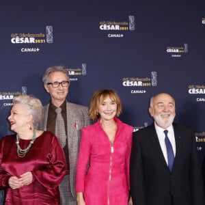 Très pudique, il a toutefois indiqué avoir été particulièrement touché et meurtri par cette rupture.
Christian Clavier, Michel Blanc, Josiane Balasko, Thierry Lhermitte, Marie-Anne Chazel, Gérard Jugnot et Bruno Moynot lors du photocall lors de la 46ème cérémonie des César à l'Olympia à Paris, France, le 12 mars 2021.© Thomas Samson / Pool / Bestimage 