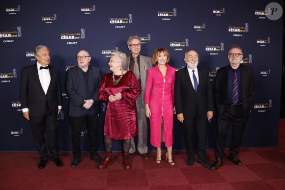 Très pudique, il a toutefois indiqué avoir été particulièrement touché et meurtri par cette rupture.
Christian Clavier, Michel Blanc, Josiane Balasko, Thierry Lhermitte, Marie-Anne Chazel, Gérard Jugnot et Bruno Moynot lors du photocall lors de la 46ème cérémonie des César à l'Olympia à Paris, France, le 12 mars 2021.© Thomas Samson / Pool / Bestimage 