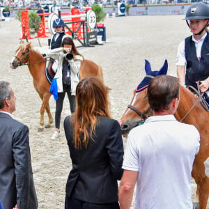 Nicolas Sarkozy, sa femme Carla Bruni et leur fille Giulia Sarkozy après le prix Kids Cup L'Envol dans l'Espace VIP lors de la 10ème édition du "Longines Paris Eiffel Jumping" à la Plaine de Jeux de Bagatelle à Paris, France, le 21 juin 2024. © Perusseau-Veeren/Bestimage 