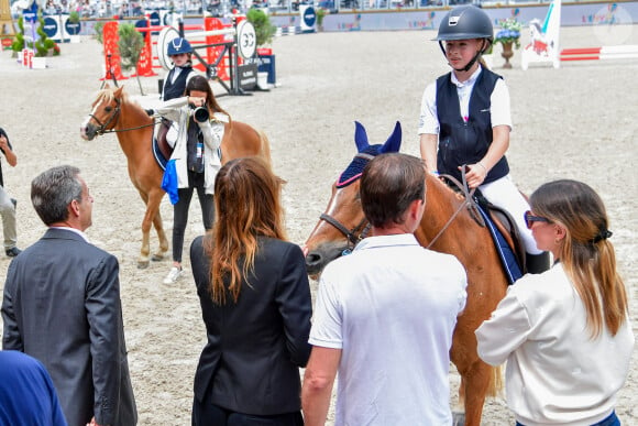 Nicolas Sarkozy, sa femme Carla Bruni et leur fille Giulia Sarkozy après le prix Kids Cup L'Envol dans l'Espace VIP lors de la 10ème édition du "Longines Paris Eiffel Jumping" à la Plaine de Jeux de Bagatelle à Paris, France, le 21 juin 2024. © Perusseau-Veeren/Bestimage 