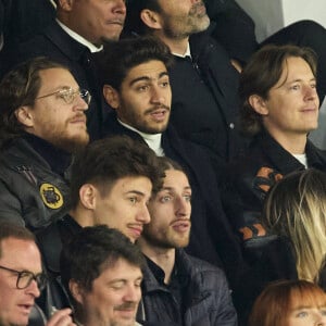 Mais aussi Pierre (1985) et Jean (1986) avec son ancienne épouse Marie-Dominique Culioli.
Pierre Sarkozy et Jean Sarkozy - Célébrités dans les tribunes du match de Ligue 1 Uber Eats "PSG-Lyon" (4-1) au Parc des Princes à Paris le 21 avril 2024. © Cyril Moreau/Bestimage