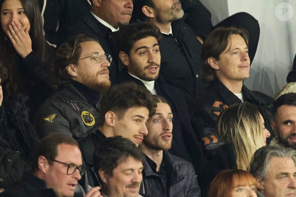 Mais aussi Pierre (1985) et Jean (1986) avec son ancienne épouse Marie-Dominique Culioli.
Pierre Sarkozy et Jean Sarkozy - Célébrités dans les tribunes du match de Ligue 1 Uber Eats "PSG-Lyon" (4-1) au Parc des Princes à Paris le 21 avril 2024. © Cyril Moreau/Bestimage