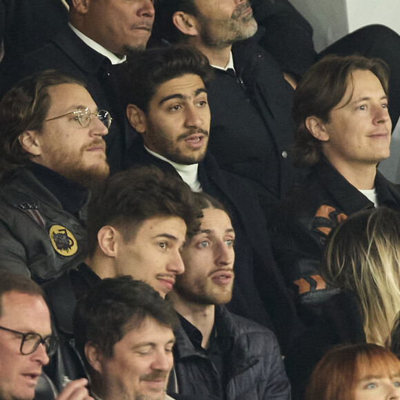 Mais aussi Pierre (1985) et Jean (1986) avec son ancienne épouse Marie-Dominique Culioli.
Pierre Sarkozy et Jean Sarkozy - Célébrités dans les tribunes du match de Ligue 1 Uber Eats "PSG-Lyon" (4-1) au Parc des Princes à Paris le 21 avril 2024. © Cyril Moreau/Bestimage