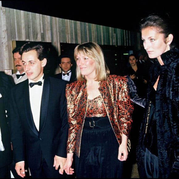 Jacques Martin et son ex-femme Cécilia Attias aux côtés de Nicolas Sarkozy et son ancienne épouse Dominique Culioli à la 91ème soirée "Erte" chez Maxim's à Paris en 1983.