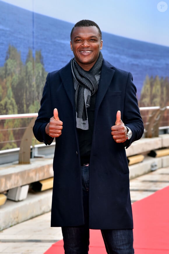 Marcel Desailly découvre la "champions promenade" à Monaco où il laissera ses empreintes de pieds lors de la cérémonie des Golden Foot le 7 novembre 2017. © Bruno Bebert / Bestimage 