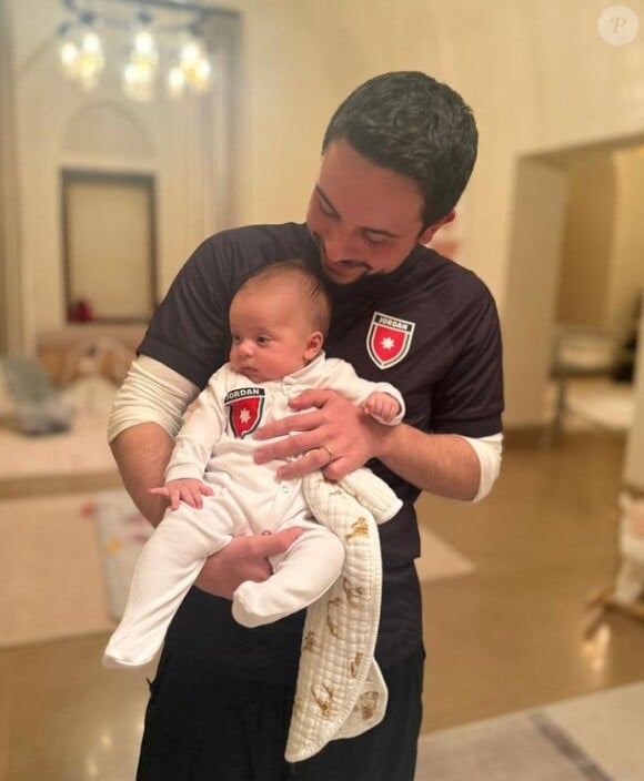 Le 15 novembre 2024 sur Instagram, le prince Hussein de Jordanie a fait sensation en dévoilant l'adorable minois de la petite Iman, désormais âgée de trois mois.
Le prince Hussein de Jordanie immortalisé aux côtés de sa fille Iman.