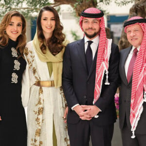 La reine Rania, Rajwa Khaled bin Musaed bin Saif bin Abdulaziz Al Saif et le prince Hussein, le roi Abdallah II - La famille royale de Jordanie lors de l'annonce officielle des fiançailles du prince Hussein de Jordanie à Riyad. Le 17août 2022 