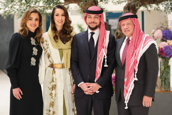 La reine Rania, Rajwa Khaled bin Musaed bin Saif bin Abdulaziz Al Saif et le prince Hussein, le roi Abdallah II - La famille royale de Jordanie lors de l'annonce officielle des fiançailles du prince Hussein de Jordanie à Riyad. Le 17août 2022 