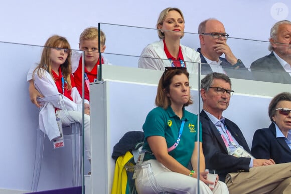 Le prince Albert II de Monaco, la princesse Charlène de Monaco, et leurs enfants, le prince Jacques de Monaco, marquis des Baux, et la princesse Gabriella de Monaco, comtesse de Carladès avec la princesse Anne et son mari Timothy Laurence en tribunes lors du match de Rugby à 7opposant la France à l'Afrique du Sud (19-5) lors des Jeux Olympiques (JO) de Paris 2024, au stade de France, à Sain t-Denis, Sein e Saint-Denis, le 27 juillert 2024. © Jacovides-Perusseau/Bestimage