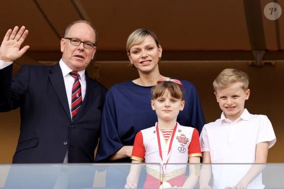 Exclusif - Le prince Albert II de Monaco , la princesse Charlene, le prince Jacques et la princesse Gabriella - La famille princière de Monaco assiste au match de l'Afrique du Sud (qui a remporté son match) lors du tournoi de qualification de rugby à 7 pour les JO 2024 au Stade Louis II à Monaco le 22 juin 2024. © Claudia Albuquerque / Bestimage