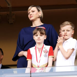 Il a notamment révélé que Gabriella était plus douée que son frère pour le dessein et que Jacques "est plus dans les écrans"
Exclusif - Le prince Albert II de Monaco , la princesse Charlene, le prince Jacques et la princesse Gabriella - La famille princière de Monaco assiste au match de l'Afrique du Sud (qui a remporté son match) lors du tournoi de qualification de rugby à 7 pour les JO 2024 au Stade Louis II à Monaco le 22 juin 2024. © Claudia Albuquerque / Bestimage 