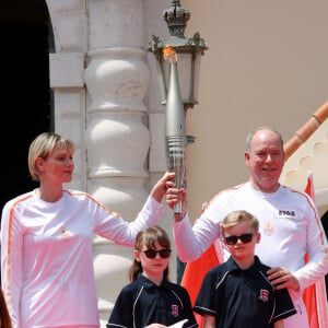 La princesse Charlène et le prince Albert II de Monaco, et leurs enfants, la princesse Gabriella et le prince Jacques lors du relais de la Flamme Olympique des Jeux olympiques d'été de Paris 2024 à Monaco, le 18 juin 2024. Paris se prépare à accueillir les XXXIIIèmes Jeux Olympiques d'été, du 26 juillet au 11 août 2024. © Claudia Albuquerque / Bestimage