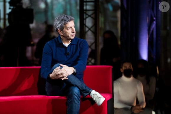 Michel Cymes - Enregistrement de l'émission "Surprise Sur Prise" à l'Atelier des Lumières à Paris, qui sera diffusée le 27 février sur France 2. Le 15 février 2021 © Tiziano Da Silva / Bestimage