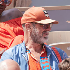 Eric Cantona et sa femme Rachida Brakni - Célébrités dans les tribunes de la finale Dames des Internationaux de Tennis de Roland Garros à Paris le 8 juin 2024. © Jacovides-Moreau/Bestimage 