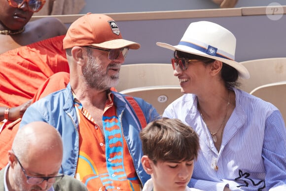 Eric Cantona et sa femme Rachida Brakni - Célébrités dans les tribunes de la finale Dames des Internationaux de Tennis de Roland Garros à Paris le 8 juin 2024. © Jacovides-Moreau/Bestimage 