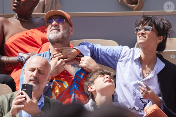 Eric Cantona et sa femme Rachida Brakni - Célébrités dans les tribunes de la finale Dames des Internationaux de Tennis de Roland Garros à Paris le 8 juin 2024. © Jacovides-Moreau/Bestimage 